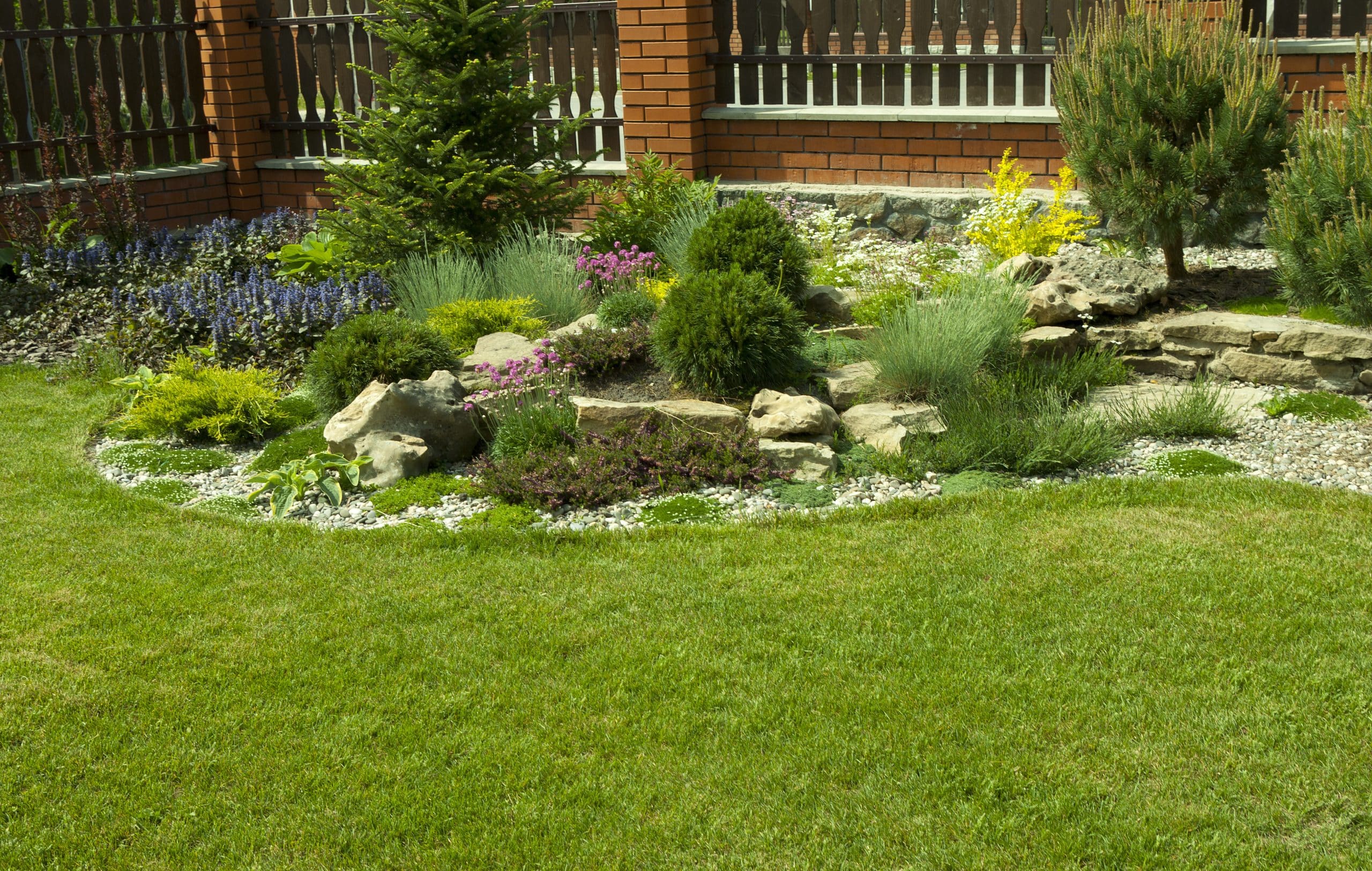 4 outils essentiels pour entretenir votre jardin