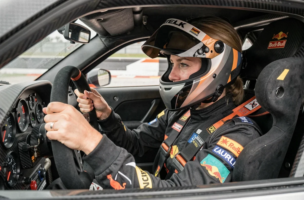 Femme pilote dans le cockpit d'une voiture de course tenant le volant lors d'un circuit cadeau